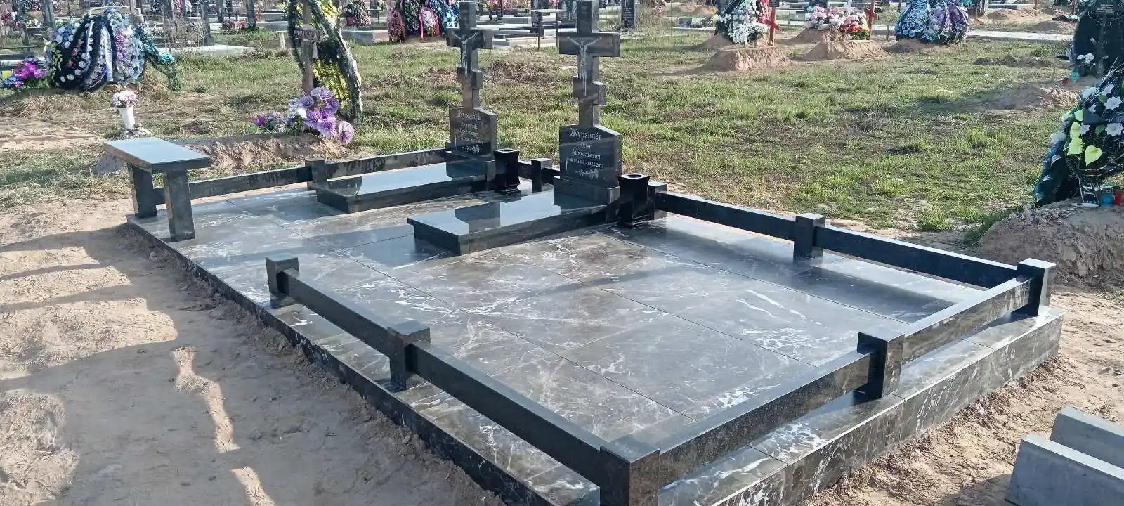 Памятник, ограда, плитка, вазы, лавка