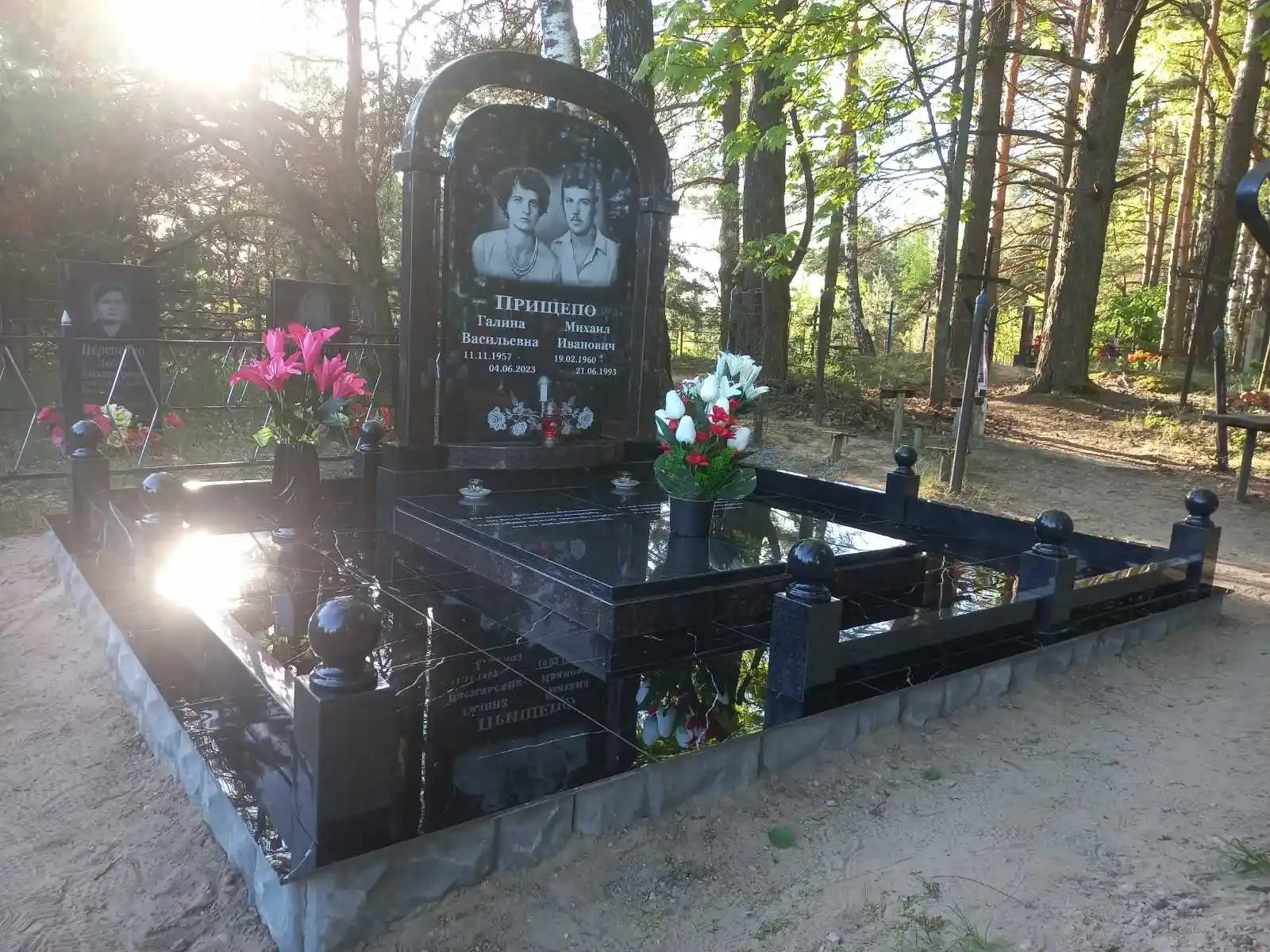 Памятник, ограда, плитка