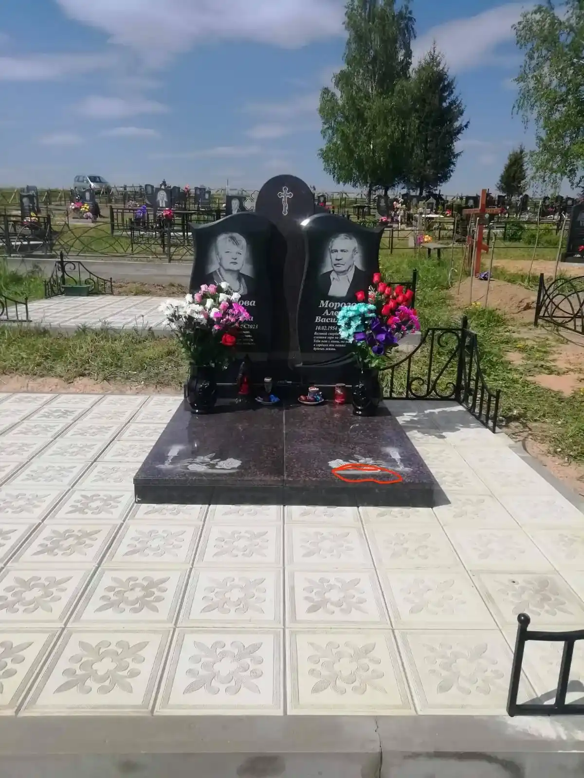 Памятник, ограда, плитка