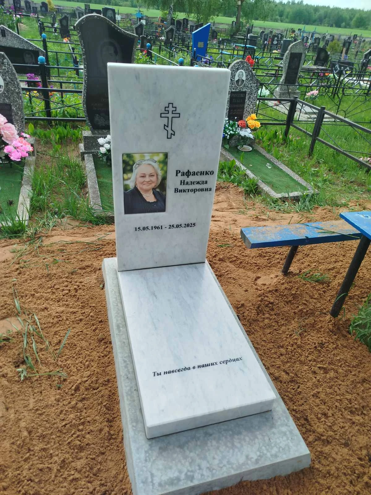 Памятник из белого мрамора с надмогильной плитой — купить в Могилеве | Спецкам