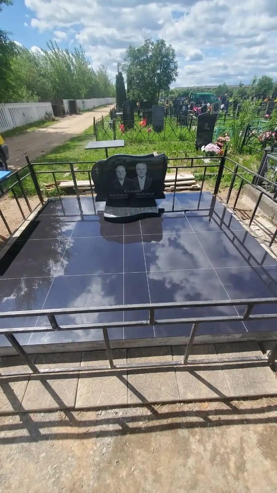 Памятник, металлическая ограда, плитка