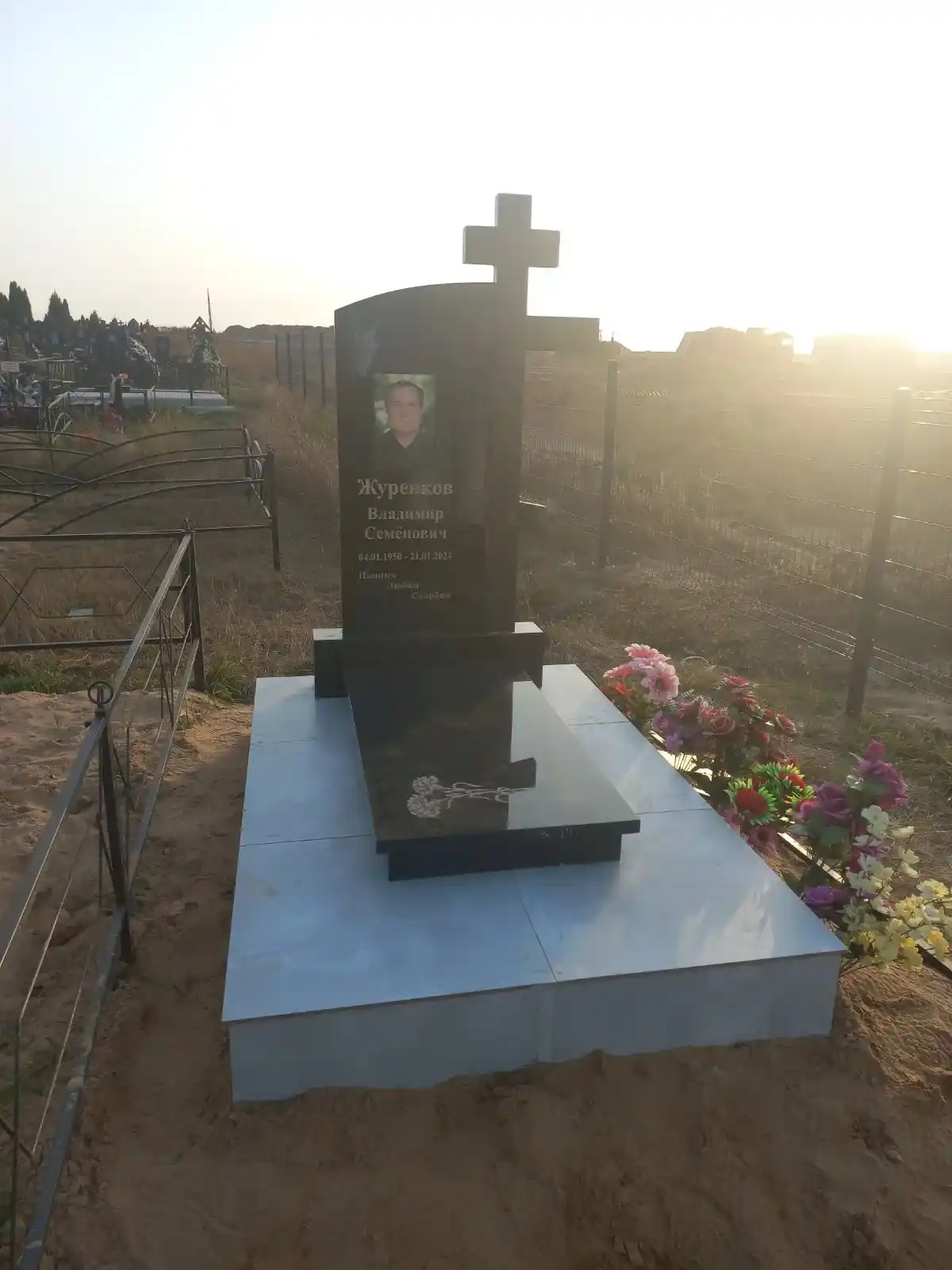 Памятник, плитка