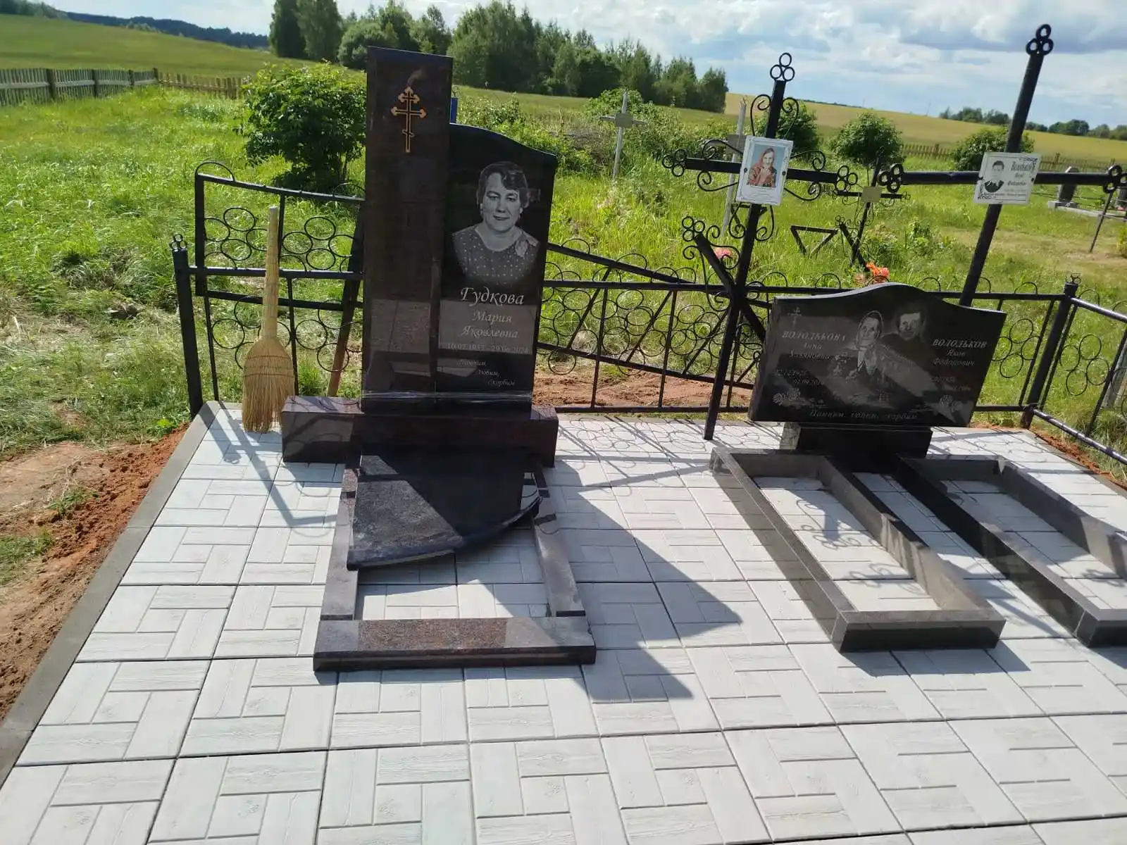 Памятник, ограда, плитка