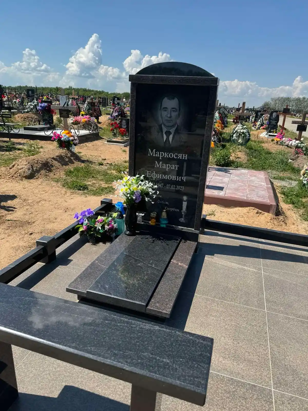 Памятник, ограда, плитка, лавка