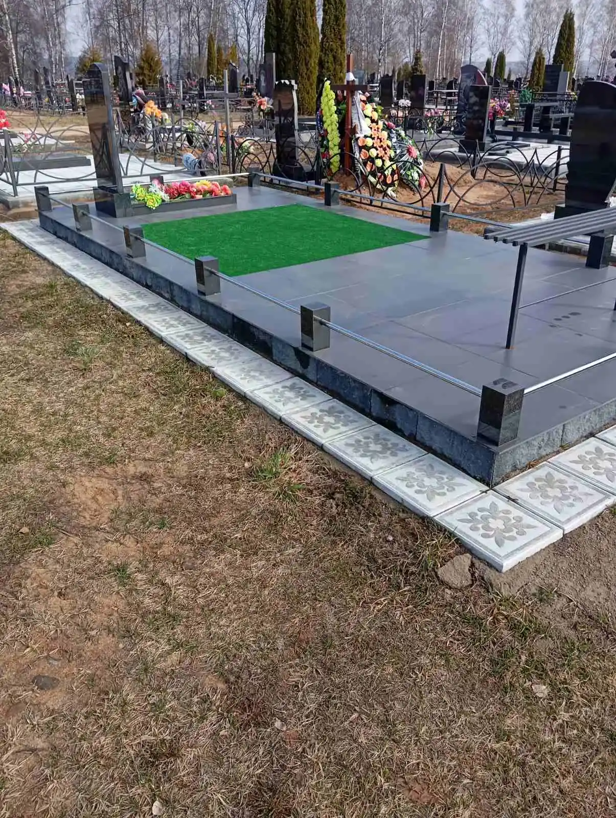 Памятник, ограда, плитка, лавка