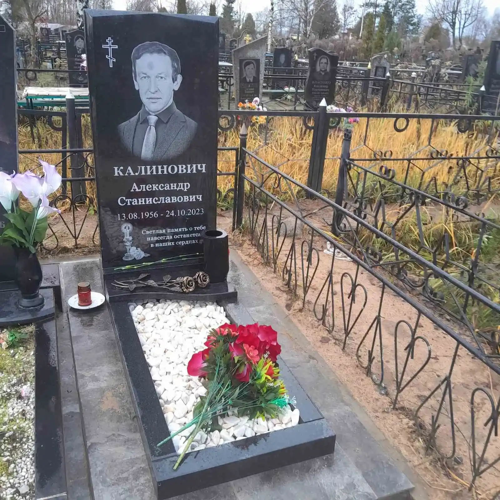 Памятник, ограда, плитка, ваза