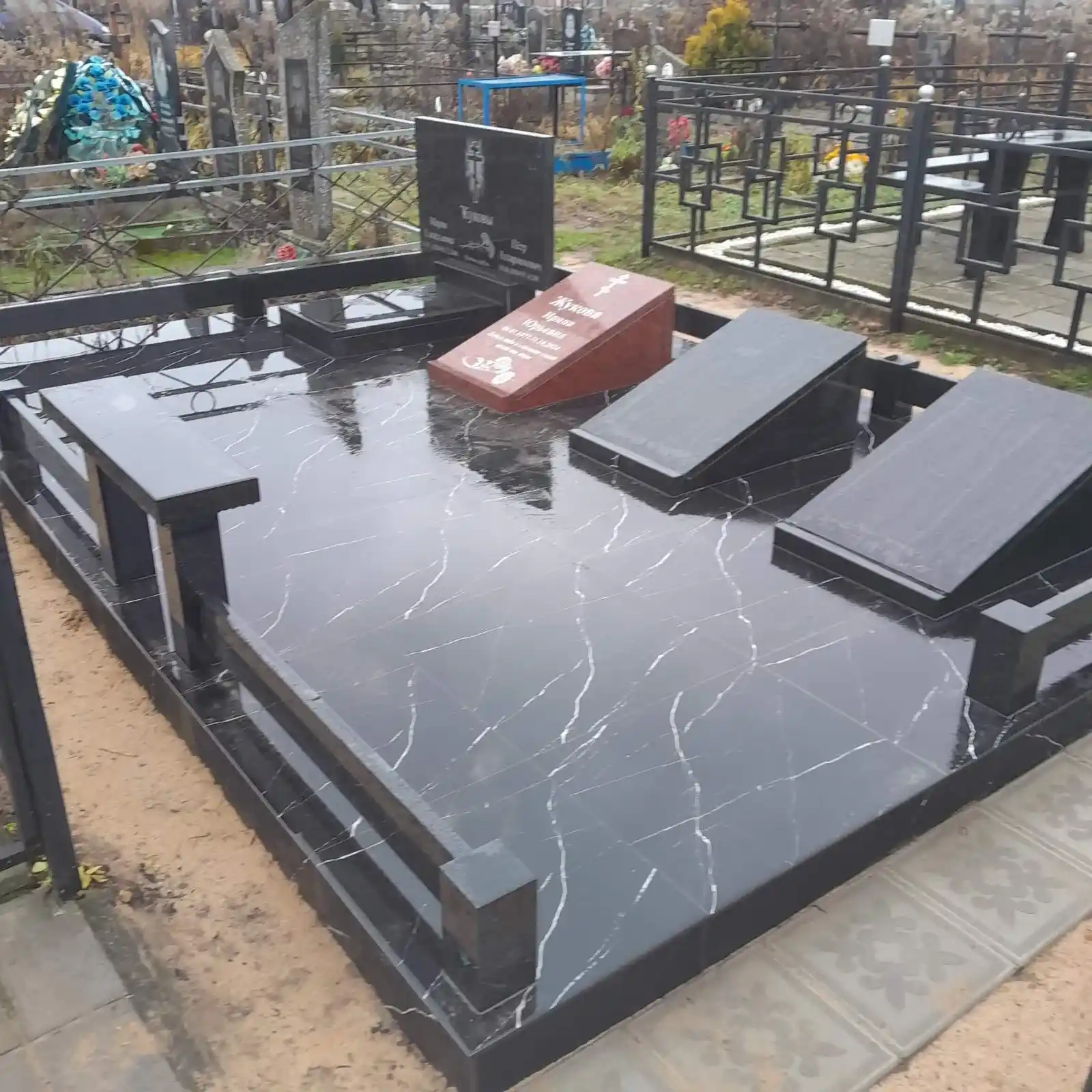 Памятник, ограда, плитка, лавка