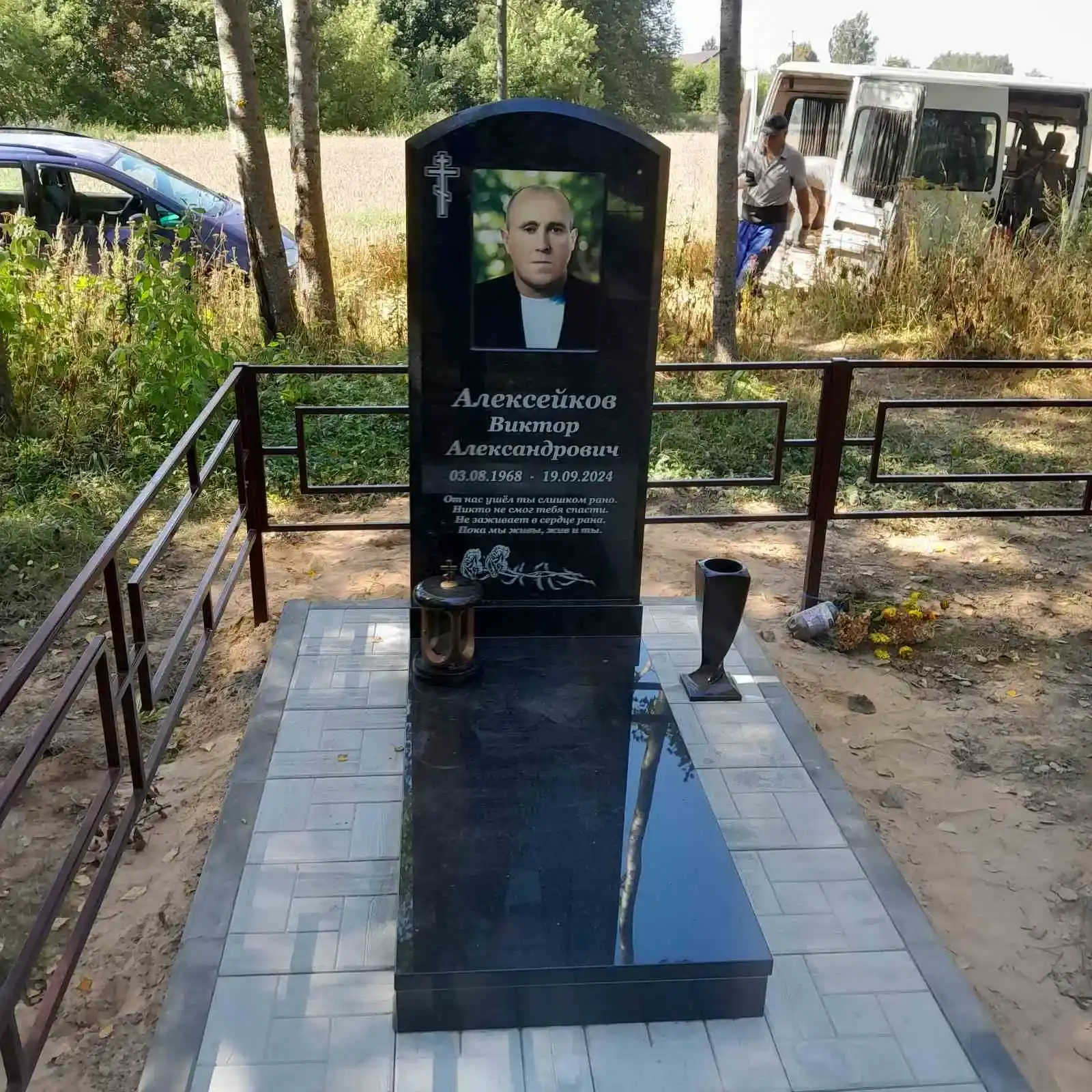 Памятник, ограда, плитка, ваза