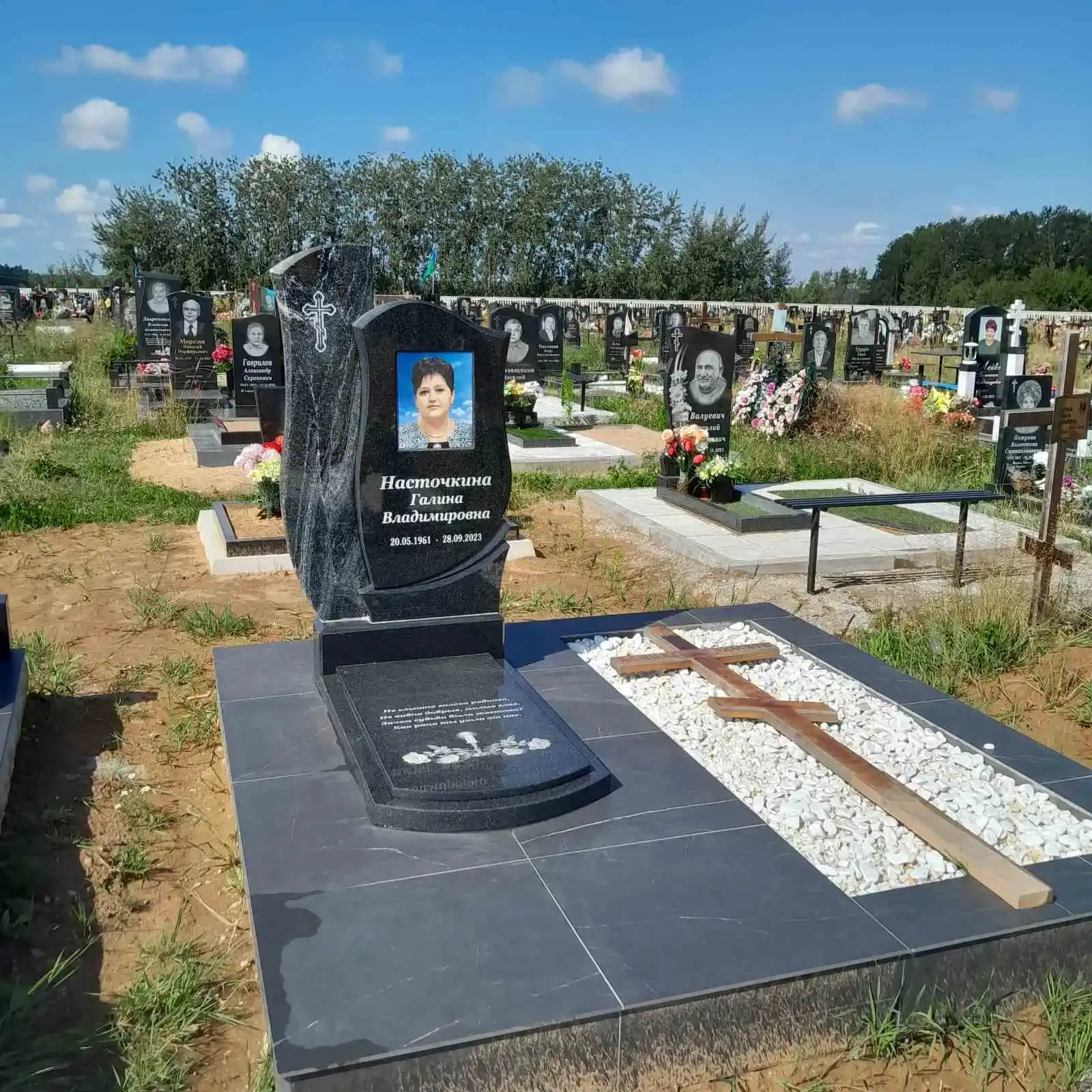 Памятник, плитка