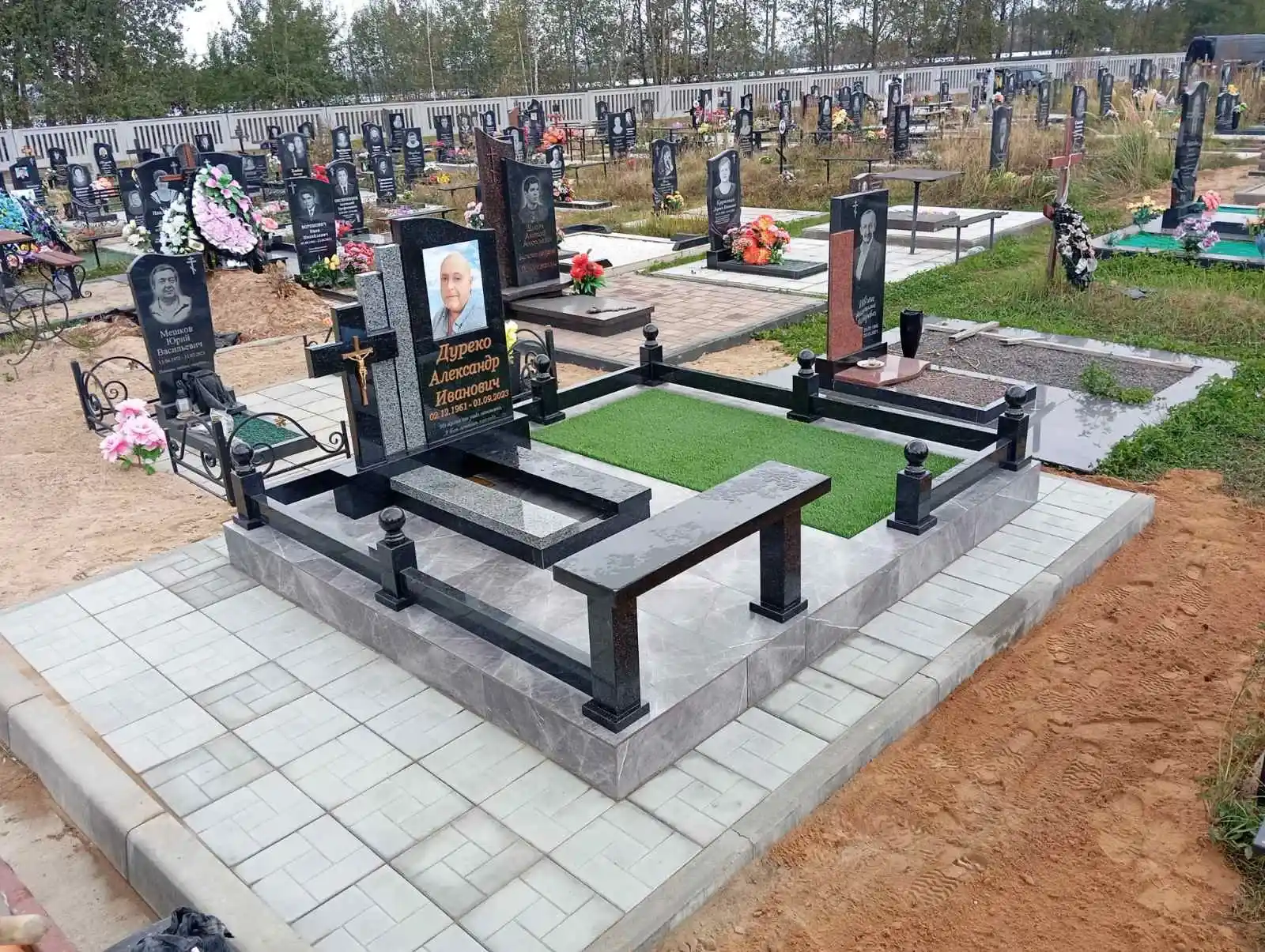 Памятник, ограда, плитка, стол