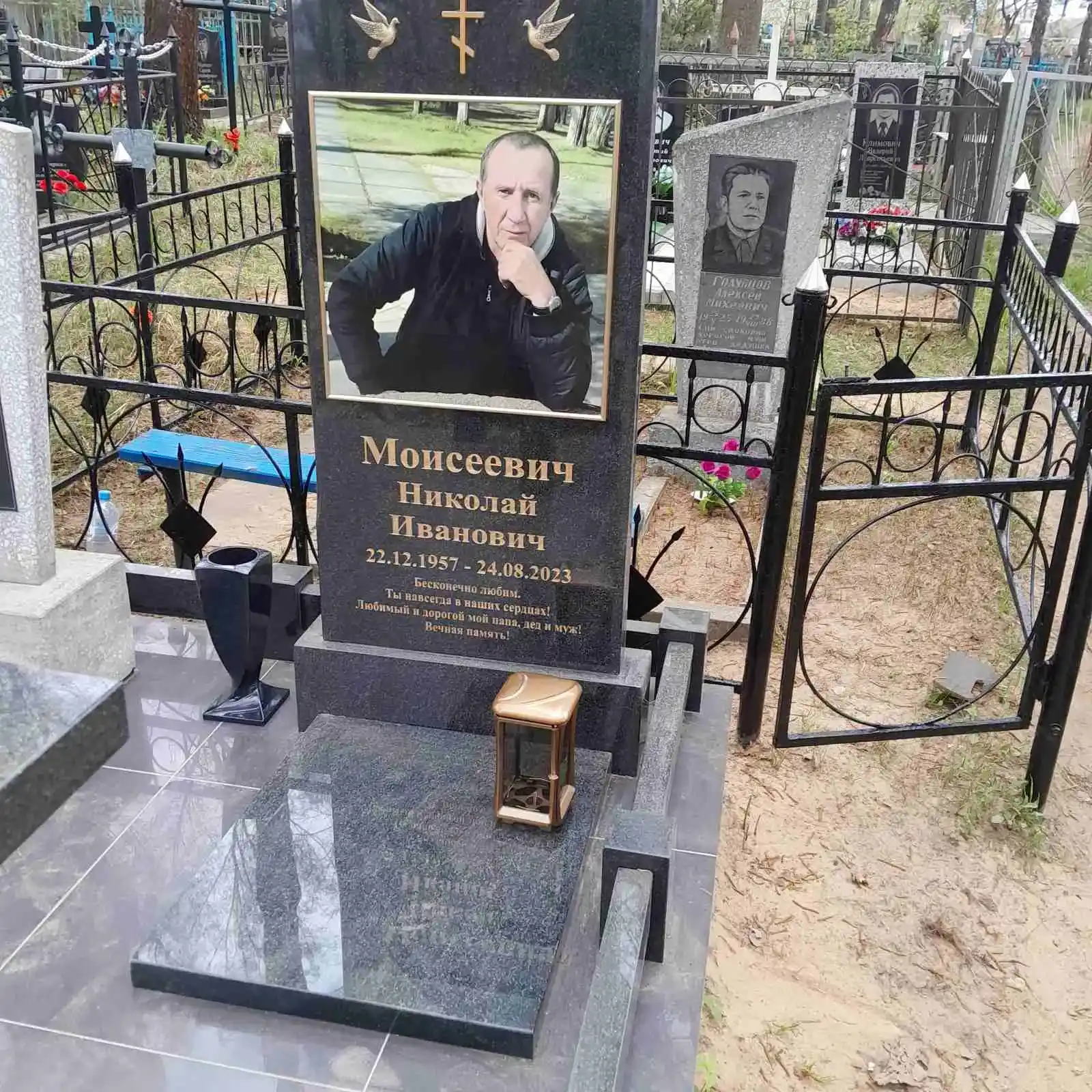 Памятник, ограда, плитка