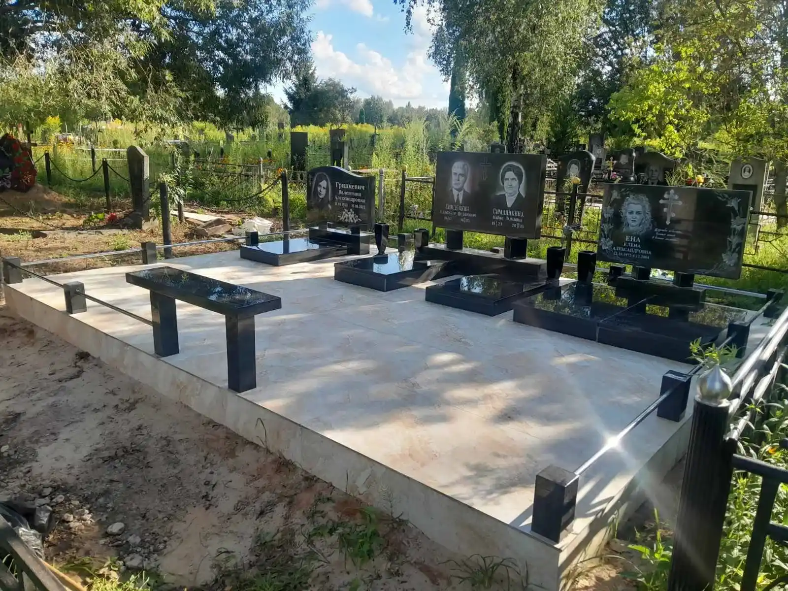 Памятник, ограда, плитка, вазы, лавка