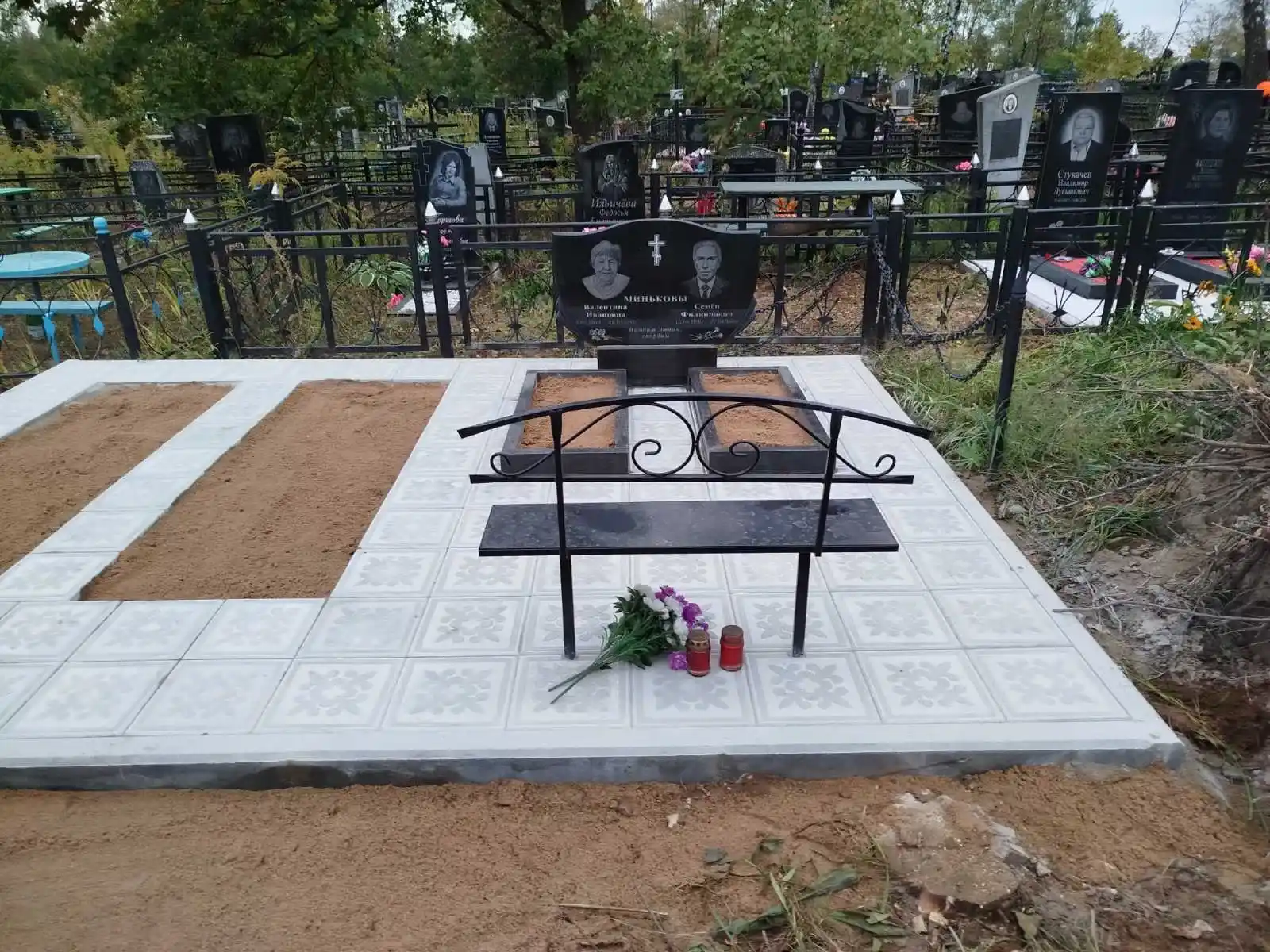 Памятник, плитка, ограда