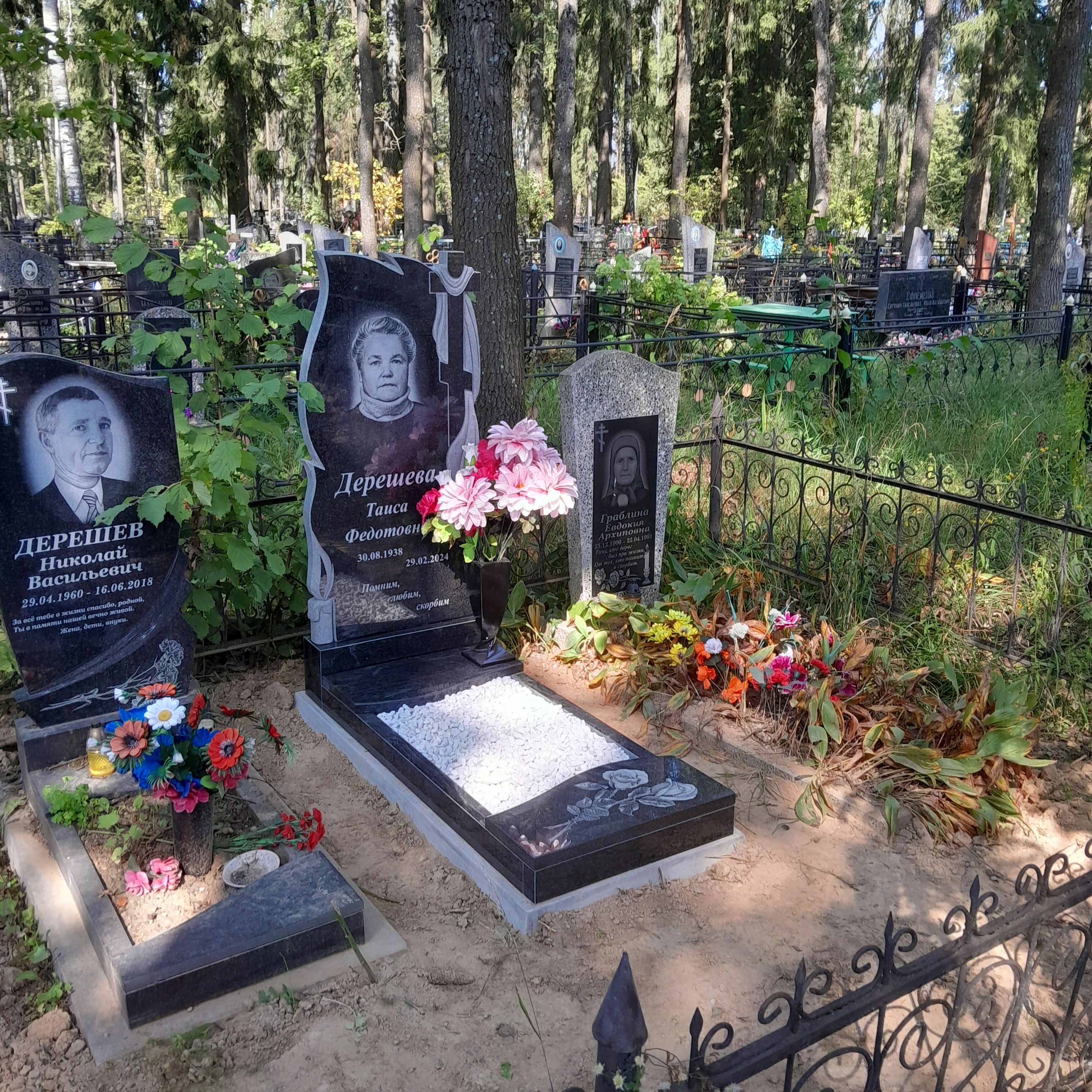 Мемориальная композиция из габбро с драпированным крестом «Покров»