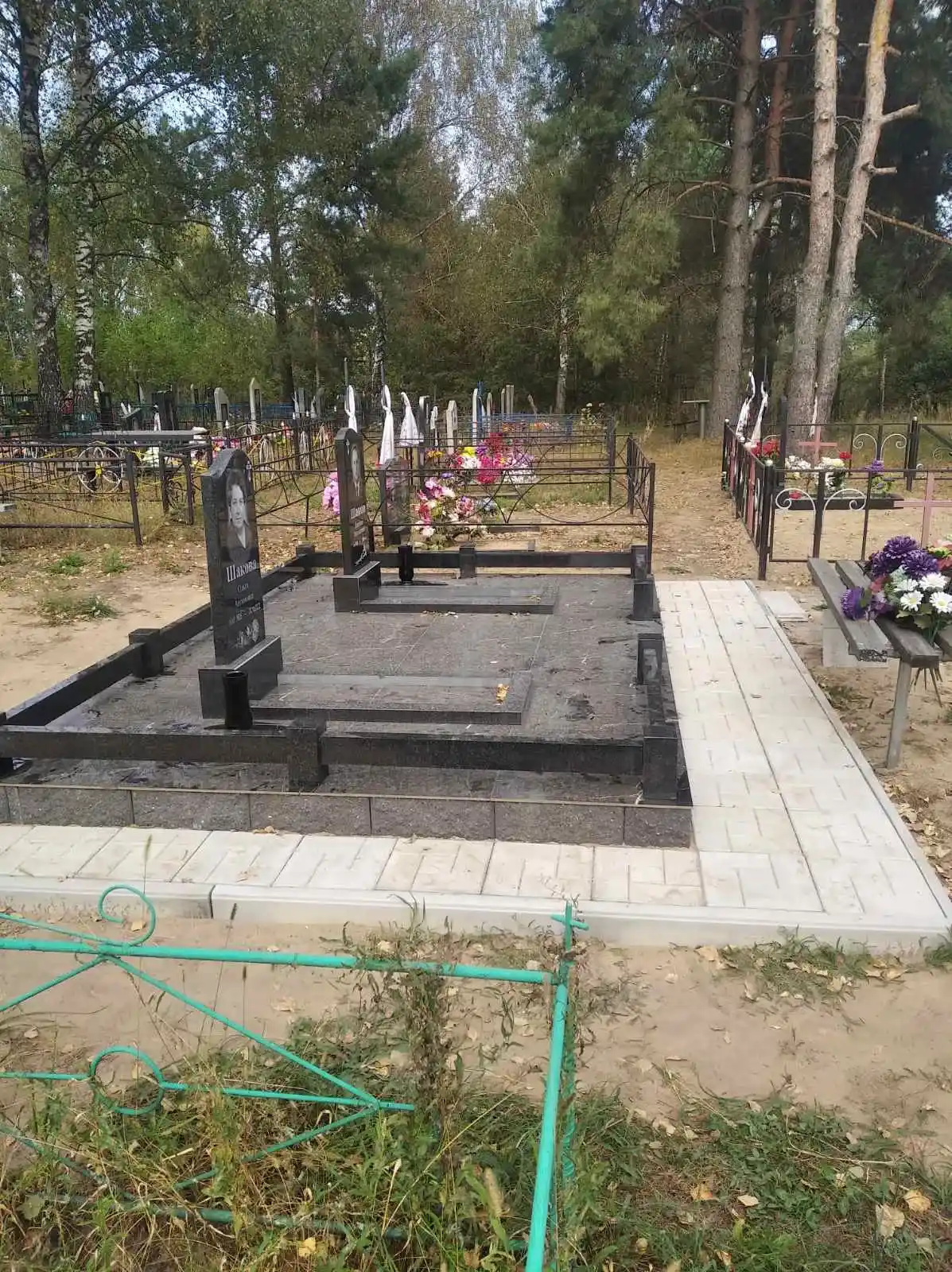 Памятник, ограда, плитка