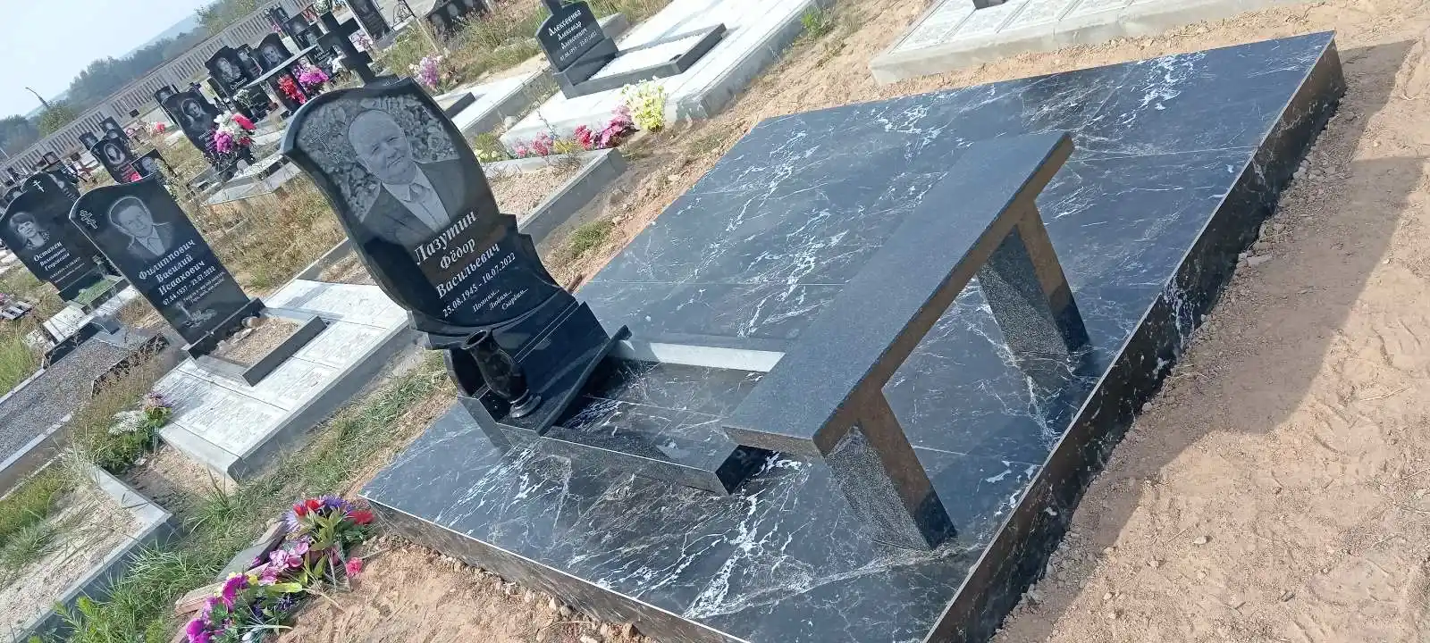 Памятник, плитка, лавка